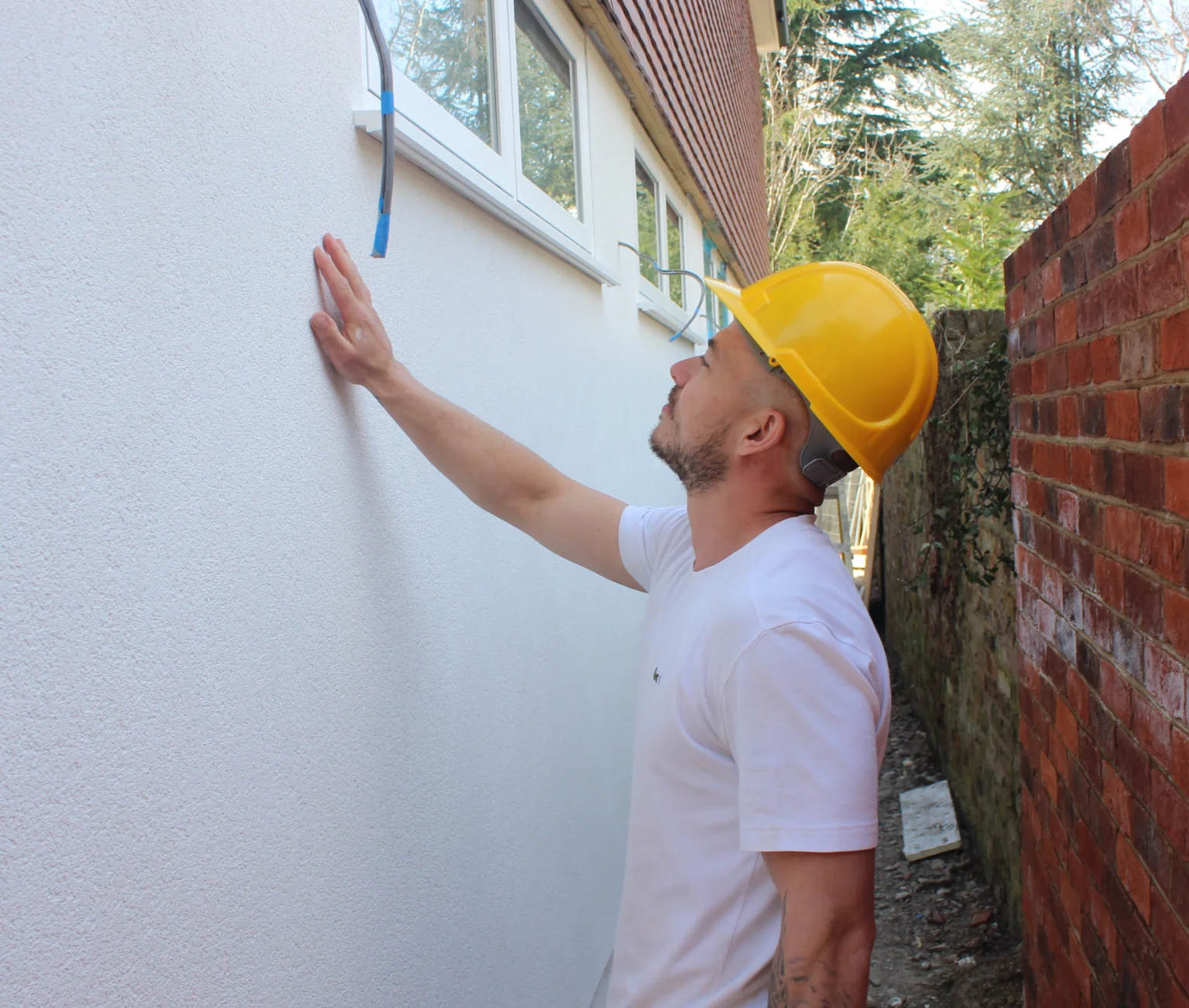 Aries Plastering Surrey team member applying smooth plaster to an interior wall